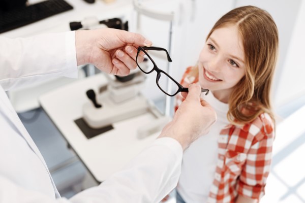 Differences Between Corrective Lenses And Eyeglasses